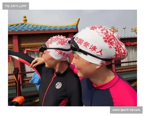 选手赛后交换队服合影,国际冬泳爱好者结下友谊 选手赛后交换队服合影,国际冬泳爱好者结下友谊